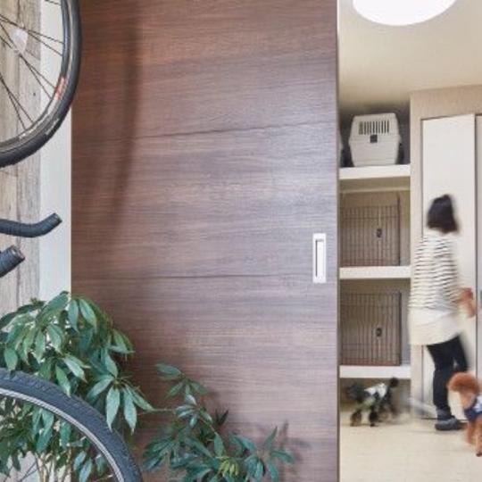 シンプルモダンな多目的スペース