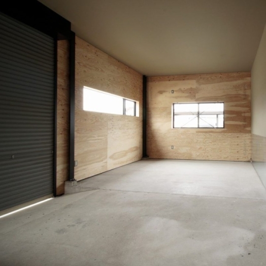 シンプルモダンな多目的スペース